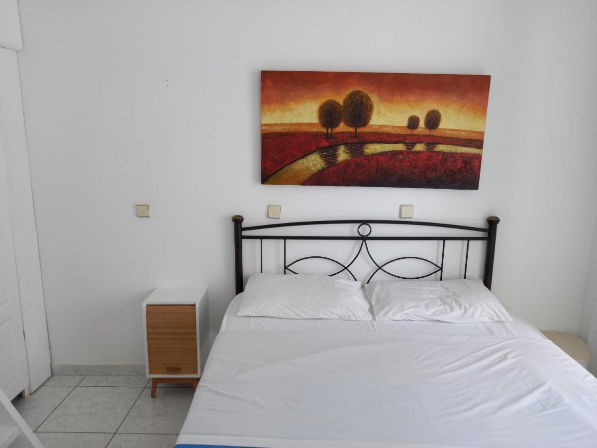 Three Harites Aparthotel Perissa  Exterior foto
