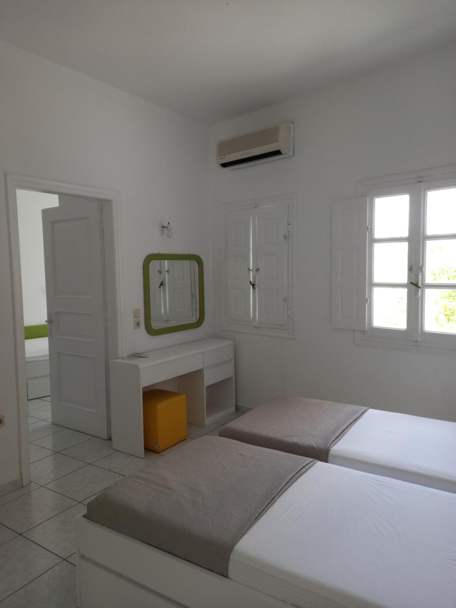 Three Harites Aparthotel Perissa  Quarto foto